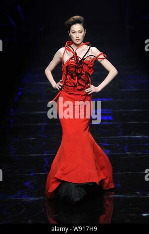 Modello cinese dai Natalino visualizza una nuova creazione presso la Asahi Kasei Cina Stilista di Moda Creative Awards -- Gioia Pan lavori mostrano durante la Cina fa Foto Stock