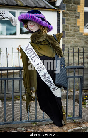 Suffragette spaventapasseri nel villaggio di Bwlch y Cibau, POWYS, GALLES, come parte delle donne del Istituto (WI) spaventapasseri festival summer 2019 Foto Stock