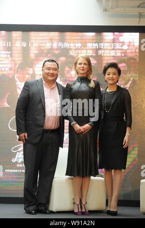 Attrice australiana Nicole Kidman, centro, pone con TV CINESE hostess Lan Yang, destra e suo marito Bruno Wu Zheng, sia Cofondatore e Presidente Foto Stock