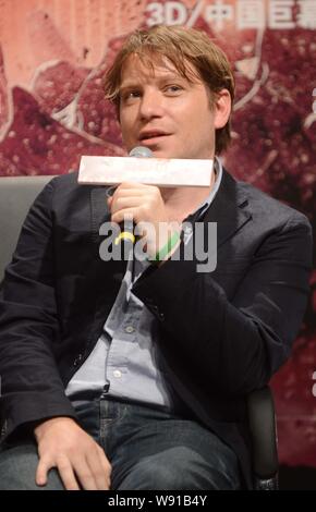 Direttore britannico Gareth Edwards parla durante un dialogo con il regista cinese Zhang Yimou alla Beijing Film Academy di Pechino, Cina, 11 giugno 2014. Foto Stock