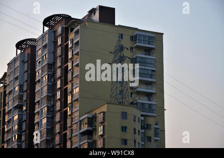 Un pilone sorge sul tetto di un edificio residenziale di appartamenti nella città di Dazhou, southwest Chinas nella provincia di Sichuan, 17 aprile 2013. Un pilone montato Foto Stock