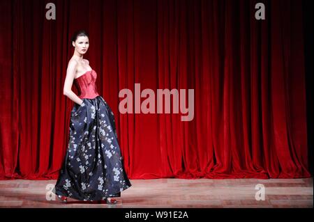 Modello cinese Mo Wandan visualizza una nuova creazione da cinesi fashion designer Wang Yutao in AsahiKASEI fashion show durante la Mercedes-Benz Cina 2 Foto Stock