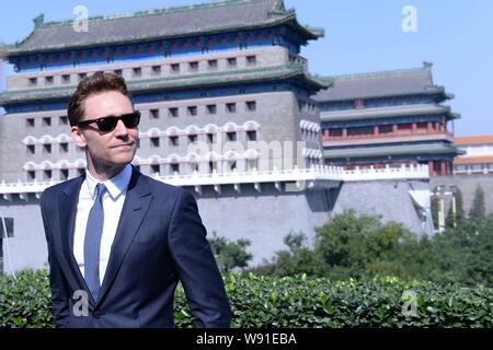 Attore inglese Tom Hiddleston pone durante un photocall per promuovere il suo nuovo film, Thor: il mondo oscuro, nella parte anteriore del porta Zhengyang a Pechino in Cina, 11 Foto Stock