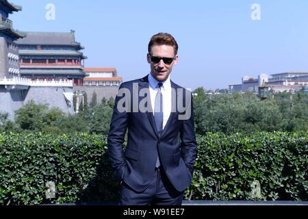 Attore inglese Tom Hiddleston pone durante un photocall per promuovere il suo nuovo film, Thor: il mondo oscuro, nella parte anteriore del porta Zhengyang a Pechino in Cina, 11 Foto Stock