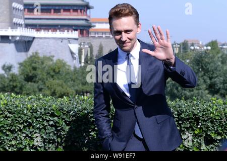 Attore inglese Tom Hiddleston onde durante un photocall per promuovere il suo nuovo film, Thor: il mondo oscuro, nella parte anteriore del porta Zhengyang a Pechino in Cina, 11 Foto Stock