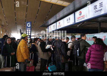 --FILE--i passeggeri in coda fino al contatore di China Eastern Airlines a Kunming Changshui Aeroporto Internazionale nella città di Kunming, southwest Chinas Foto Stock