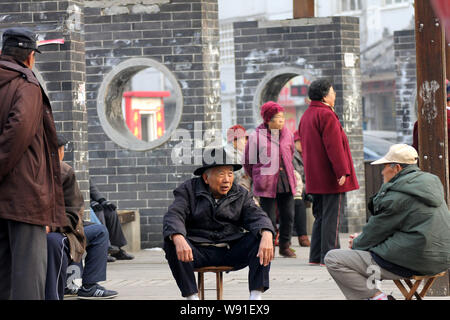 --FILE--anziani abitanti chat su un streeet in Qingdao City East Chinas provincia di Shandong, 4 dicembre 2013. Circa 38 milioni di cinesi arrestato contri Foto Stock