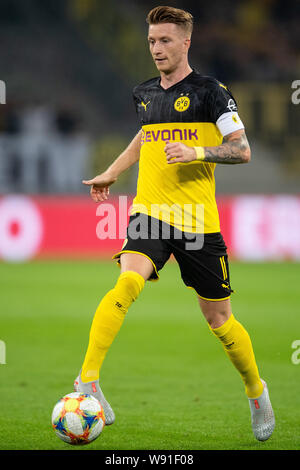 Duesseldorf, Germania. 09Aug, 2019. Calcio: DFB Cup, KFC Uerdingen - Borussia Dortmund, 1° round. Dortmund il Marco Reus gioca la palla. Credito: Marius Becker/dpa - NOTA IMPORTANTE: In conformità con i requisiti del DFL Deutsche Fußball Liga o la DFB Deutscher Fußball-Bund, è vietato utilizzare o hanno utilizzato fotografie scattate allo stadio e/o la partita in forma di sequenza di immagini e/o video-come sequenze di foto./dpa/Alamy Live News Foto Stock