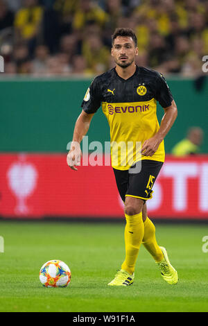 Duesseldorf, Germania. 09Aug, 2019. Calcio: DFB Cup, KFC Uerdingen - Borussia Dortmund, 1° round. Dortmund Mats Hummels gioca la palla. Credito: Marius Becker/dpa - NOTA IMPORTANTE: In conformità con i requisiti del DFL Deutsche Fußball Liga o la DFB Deutscher Fußball-Bund, è vietato utilizzare o hanno utilizzato fotografie scattate allo stadio e/o la partita in forma di sequenza di immagini e/o video-come sequenze di foto./dpa/Alamy Live News Foto Stock