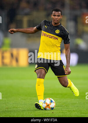 Duesseldorf, Germania. 09Aug, 2019. Calcio: DFB Cup, KFC Uerdingen - Borussia Dortmund, 1° round. Dortmund è Manuel Akanji gioca la palla. Credito: Marius Becker/dpa - NOTA IMPORTANTE: In conformità con i requisiti del DFL Deutsche Fußball Liga o la DFB Deutscher Fußball-Bund, è vietato utilizzare o hanno utilizzato fotografie scattate allo stadio e/o la partita in forma di sequenza di immagini e/o video-come sequenze di foto./dpa/Alamy Live News Foto Stock