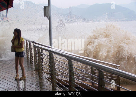 Massive onde provocate dal tifone avvicinamento Usagi ha colpito il seacoast a Shenzhen, sud Chinas nella provincia di Guangdong, 22 settembre 2013. Gli anni più p Foto Stock