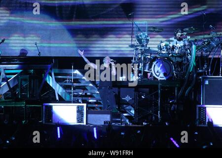 Membri della American rock band Linkin Park eseguire durante un concerto a Taipei, Taiwan, 17 agosto 2013. Foto Stock