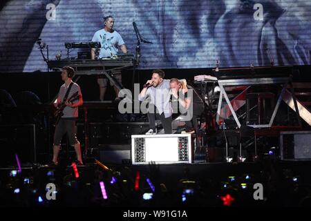 Membri della American rock band Linkin Park eseguire durante un concerto a Taipei, Taiwan, 17 agosto 2013. Foto Stock