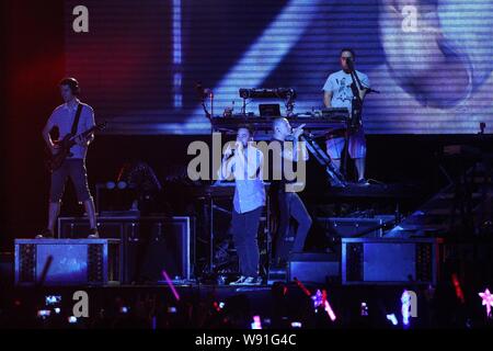 Membri della American rock band Linkin Park eseguire durante un concerto a Taipei, Taiwan, 17 agosto 2013. Foto Stock