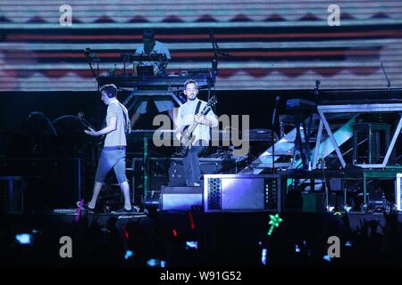 Membri della American rock band Linkin Park eseguire durante un concerto a Taipei, Taiwan, 17 agosto 2013. Foto Stock