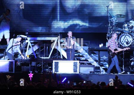 Membri della American rock band Linkin Park eseguire durante un concerto a Taipei, Taiwan, 17 agosto 2013. Foto Stock