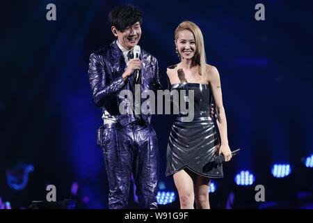 Il cantante di Singapore JJ Lin, sinistra e cantante Taiwanese Jolin Tsai eseguire insieme durante il secondo concerto di Lins 2013 Timeline world tour in Taipei Foto Stock