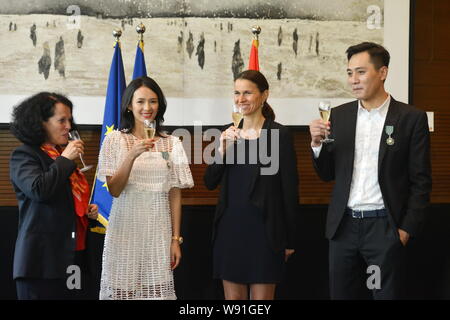 Aurelie Filippetti, seconda a destra, Ministro francese della Cultura e della comunicazione, attrice cinese Zhang Ziyi, seconda a sinistra e attore Liu Ye, destra, toas Foto Stock