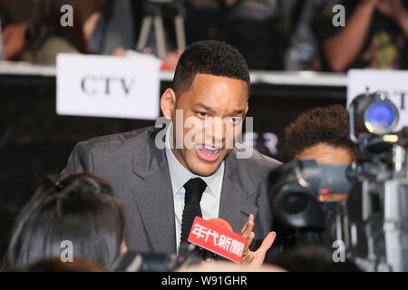 Attore americano Will Smith, centro è intervistato durante una conferenza stampa per il suo ultimo film, dopo la terra, in Taipei, Taiwan, 3 maggio 2013. Hollyw Foto Stock