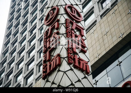 --FILE--Vista di un logo di Wanda Plaza di Jinan, est Chinas provincia di Shandong, 7 maggio 2013. Proprietà cinese developer Dalian Wanda gruppo è riportato Foto Stock