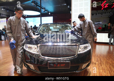 --FILE--lavoratori polveri fuori una bandiera rossa o Hongqi H7 di limousine FAW durante il XV Shanghai industria automobilistica internazionale mostra, noto come auto Foto Stock