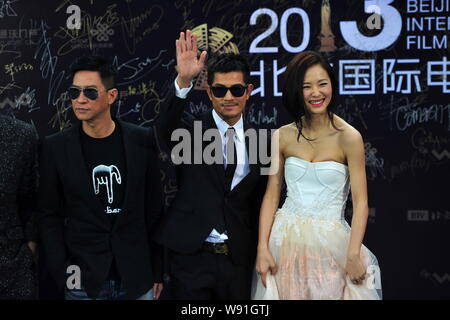 (Da sinistra) Hong Kong attori Nick Cheung e Aaron Kwok, attrice cinese Jiang Yiyan arrivare per la cerimonia di chiusura della terza internazionale di Pechino Foto Stock