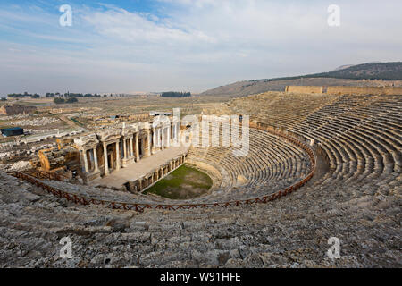 Anfiteatro romano di rovine di Hierapolis, in Pamukkale, Turchia. Foto Stock