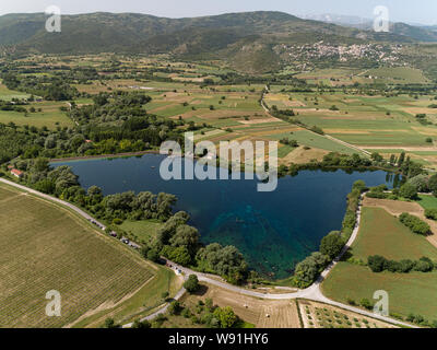 Il lago artificiale di Capo d'acqua, Capestrano, L'Aquila, Abruzzo, Italia Foto Stock