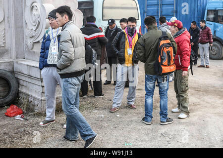 --FILE--extra cinese si riuniscono per preparare una sessione di riprese di una serie TV al mondo Hengdian Studios di Dongyang city east Chinas Zhejiang provinc Foto Stock