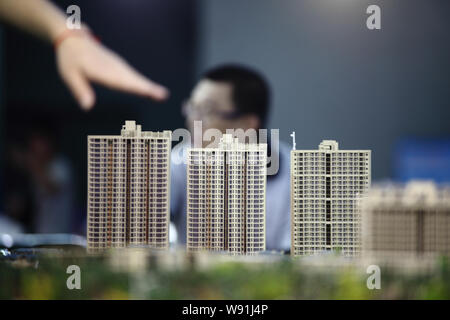 --FILE--cinese i homebuyers visualizza i modelli di alloggiamento durante una fiera immobiliare a Pechino in Cina, 23 settembre 2012. Chinas città più grandi, compresi Beij Foto Stock