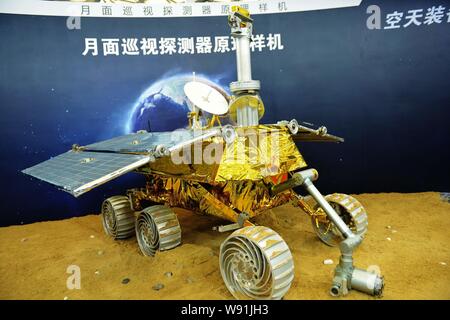 Un modello di luna rover Yutu (Giada coniglio) che saranno portati da modificare-3 satellite sulla sua sonda lunare missione nel dicembre visualizzato durante la 1 Foto Stock