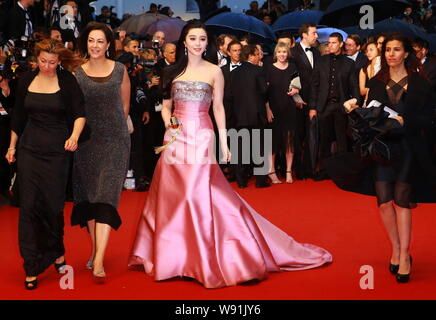 Attrice cinese Fan Bingbing, la terza a sinistra, pone sul tappeto rosso come lei arriva per la cerimonia di apertura del 66 Cannes International Film Festiv Foto Stock