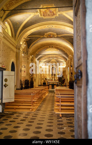 L interno della chiesa di San Bartolomeo in comune di Vogorno nella regione italiana del Canton Ticino in Svizzera. Foto Stock