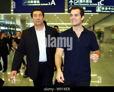 Attore britannico Henry Cavill, diritto, arriva in corrispondenza dell'Aeroporto Internazionale di Shanghai Pudong di Shanghai, Cina, 19 giugno 2013. Il suo un uccello, il suo un piano, ho Foto Stock