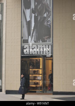 Una guardia di sicurezza si trova di fronte un Burberry boutique in Cina a Shanghai, 9 dicembre 2009. Foto Stock