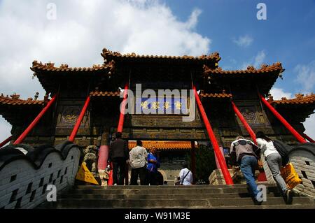 --FILE--turisti di visitare un tempio buddista sulla montagna Wutaishan (o il monte Wutai) nella contea di Wutai, Xinzhou city, Northwest Chinas nella provincia di Shanxi, Agost Foto Stock