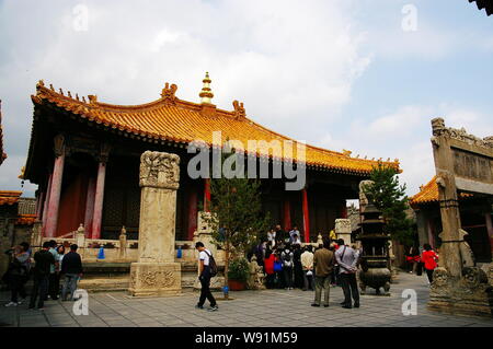 --FILE--turisti di visitare un tempio buddista sulla montagna Wutaishan (o il monte Wutai) nella contea di Wutai, Xinzhou city, Northwest Chinas nella provincia di Shanxi, Agost Foto Stock