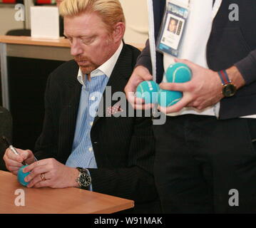 Il tedesco giocatore di tennis Boris Becker autografi su una sfera di tennis durante una conferenza stampa di ATP World Tour Finals di Londra, UK, 3 novembre 2013. Foto Stock