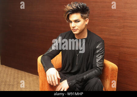 Cantante americano Adam Lambert pone durante un colloquio presso il reality show, Cinese idolo, in Cina a Shanghai, 23 aprile 2013. Foto Stock