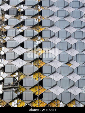 Lavoratori cinesi installare il vetro sulla facciata del sette-star hotel Wanda regnare Wuhan, in costruzione nella città di Wuhan, central Chinas Hubei provinc Foto Stock