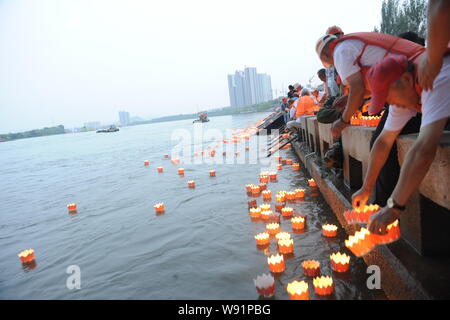 La gente di rilascio lanterne fluviale sul fiume Songhua nella città di Jilin, nordest Chinas provincia di Jilin, 7 luglio 2013. Complessivamente 14,630 lanterne sul fiume wer Foto Stock