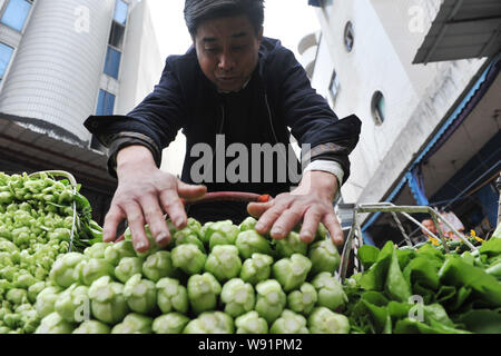 Un fornitore cinese vende ortaggi in un libero mercato in città LinAn, est Chinas nella provincia di Zhejiang, 9 aprile 2013. Chinas annuale di inflazione dei consumatori facilità Foto Stock