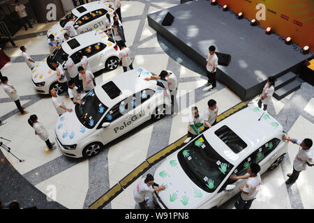 Concorrenti cinesi tenere le mani sulla Volkswagen Polo GTI auto durante una mano-su-auto competizione endurance a Super Brand Mall in Lujiazui Financ Foto Stock