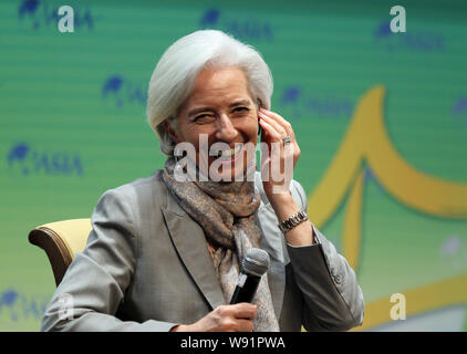 Christine Lagarde, Direttore del Fondo monetario internazionale (FMI), ascolta e sorrisi a una riunione di dialogo durante il 2013 Boao Forum per Foto Stock