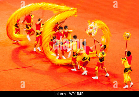 Collegio cinese gli studenti svolgono dragon dance durante la finale del 6 Federazione delle Università dello Sport della Cina Loong-Liondance Branca in Nanjing East Foto Stock