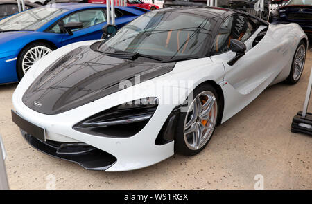 Vista di una McLaren 720S Spyder sul display nel paddock internazionale, al 2019 Silverstone Classic Foto Stock