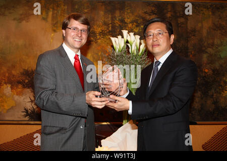 Christopher Nixon Cox ( a sinistra), nipote dell'ex presidente statunitense Richard Nixon e Shanghai Executive Vice Sindaco Tu Guangshao exchange presenta a Jin Foto Stock