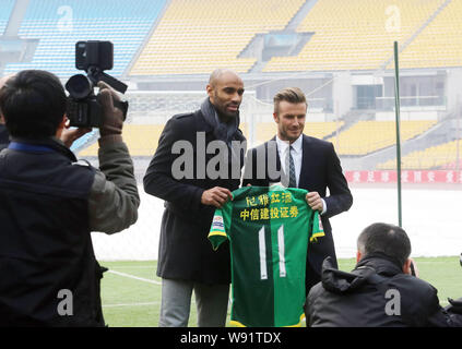 Inglese soccer superstar David Beckham, a destra pone con calciatore francese Frederic Kanoute di porcellane Pechino Guoan Football Club come Beckham è presente Foto Stock