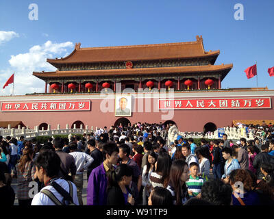 --FILE--turisti affollano Piazza Tiananmen durante la giornata nazionale vacanze, a Pechino, Cina, 1 ottobre 2013. L'entusiasmo dei consumatori, accoppiata wi Foto Stock