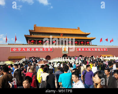 --FILE--turisti affollano Piazza Tiananmen durante la giornata nazionale vacanze, a Pechino, Cina, 1 ottobre 2013. L'entusiasmo dei consumatori, accoppiata wi Foto Stock